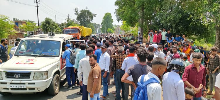 Giridih News: बस-बाइक के बीच टक्कर, तीन घायल