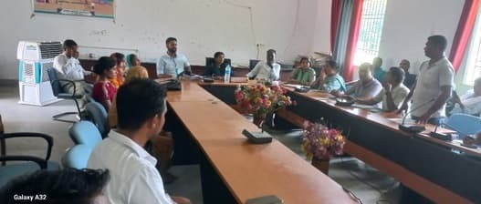 पंसस की बैठक में अनुपस्थित बीइइओ व बैंक कर्मी से पूछा गया स्पष्टीकरण