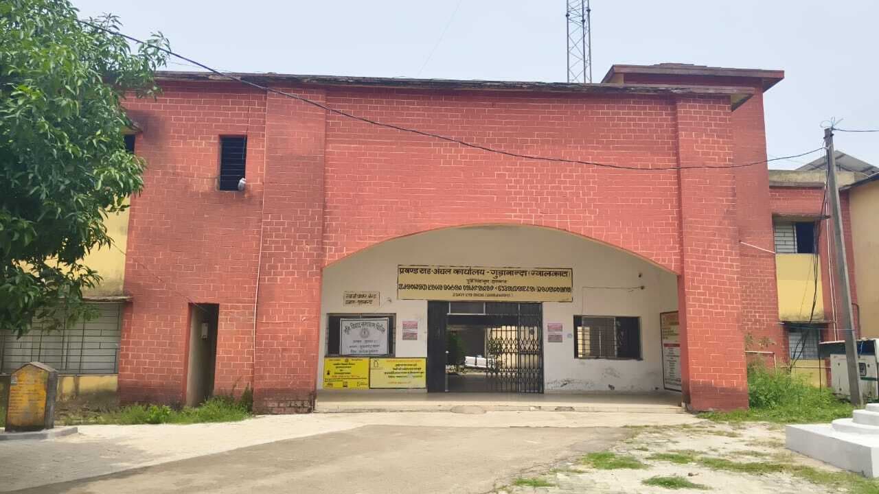 East Singhbhum News : सरकारी कार्यों के लिए कार्यालयों का चक्कर काटते हैं ग्रामीण