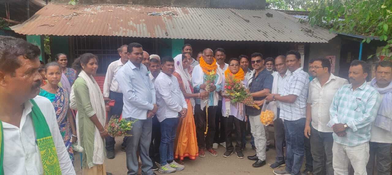 East Singhbhum News : विलुप्त होती आदिम जनजाति सबर-बिरहोर को मुख्यधारा से जोड़ेंगे : लोबिन सबर