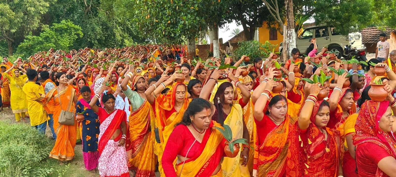 East Singhbhum News : भाई और बहन संग महाप्रभु को सहस्त्रधारा स्नान कराया गया