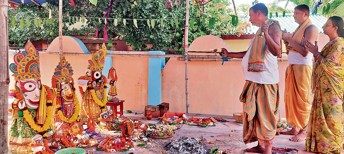 Seraikela Kharsawan News : हरिभंजा में स्नान पूर्णिमा पर 108 कलश जल से चतुर्था मूर्ति का महास्नान