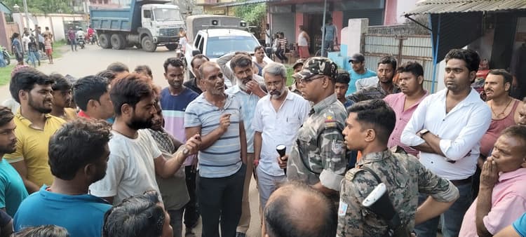 Dhanbad News : कोयला चोरों ने हाइवा चालक-खलासी को दौड़ा-दौड़ा पीटा, विरोध में रोड जाम