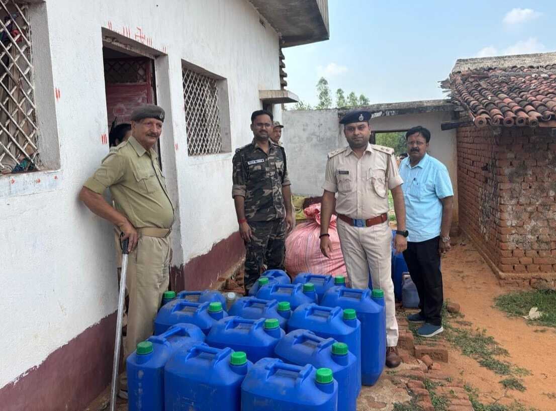 Giridih News: उत्पाद विभाग ने किया नकली अंग्रेजी शराब फैक्ट्री का उद्भेदन