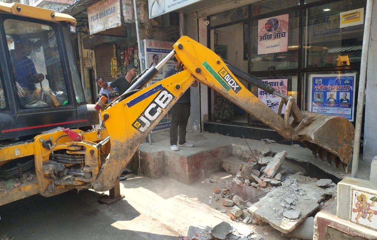 Bokaro News : निगम क्षेत्र की नालियों को अतिक्रमण मुक्त कराने का अभियान शुरू