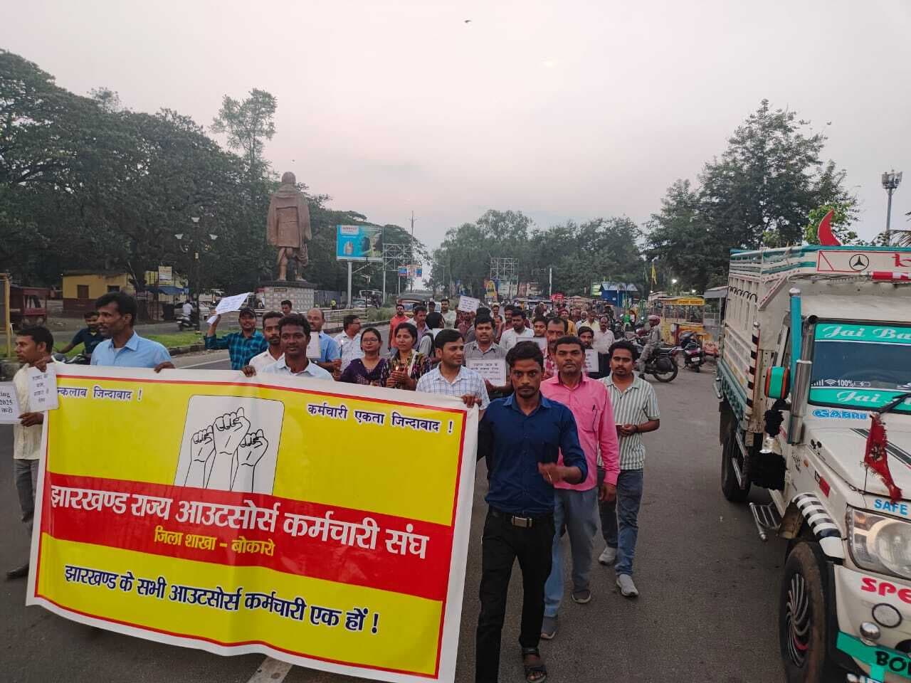 Bokaro News : आउटसोर्स मैन्युअल के विरोध में निकाला कैंडल मार्च
