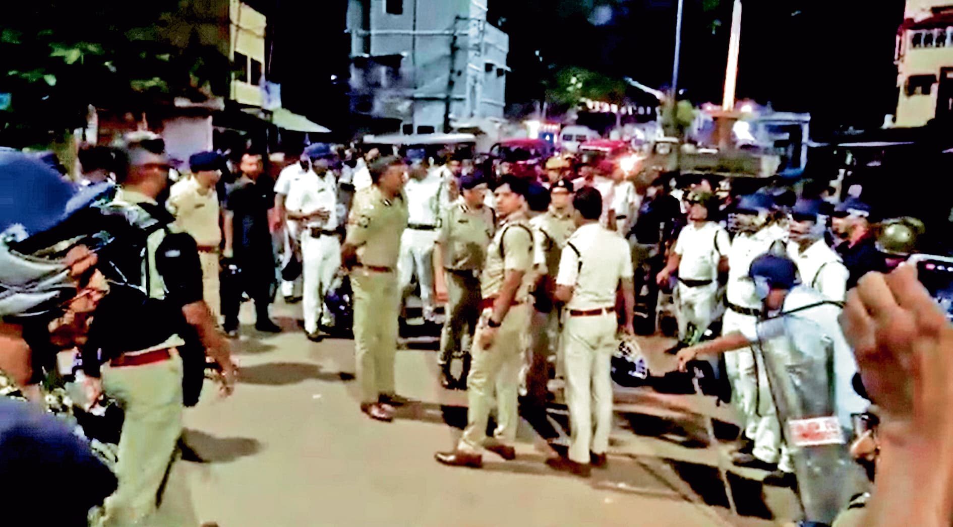 रबींद्रनगर में दो समूहों के बीच हिंसक झड़प आगजनी, पुलिस पर हमला, डीसीपी घायल