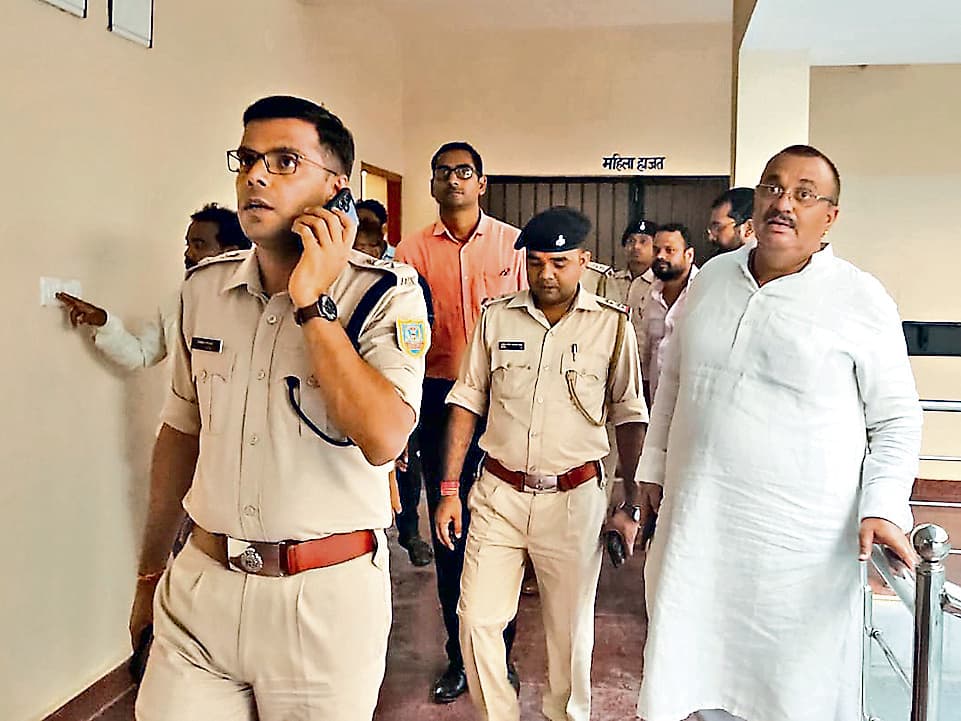 Dhanbad News: एसएसपी ने बरवाअड्डा थाना को नये भवन में शिफ्ट करने का दिया निर्देश