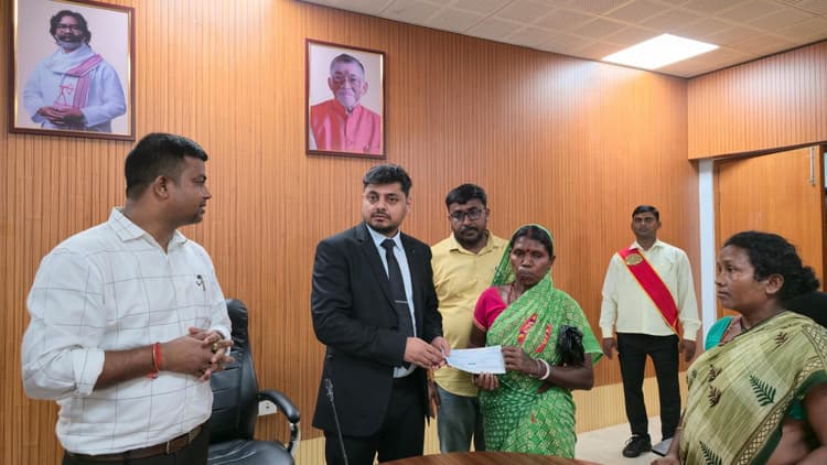 Dhanbad News: छत्तीसगढ़ में मृत प्रवासी मजदूरों के आश्रित को डीसी ने सौंपा चेक