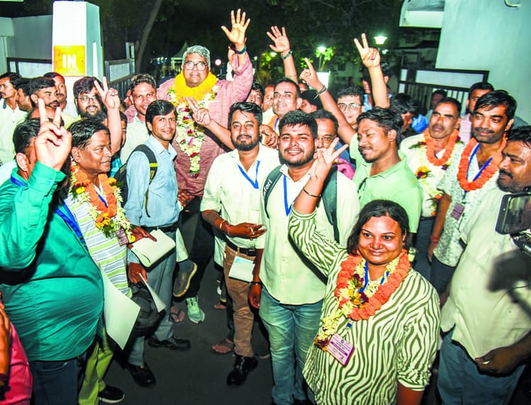 Jamshedpur News : रघुनाथ पांडेय समेत तमाम लोगों ने पदभार संभाला, विपक्ष चारो खाने हुआ चित