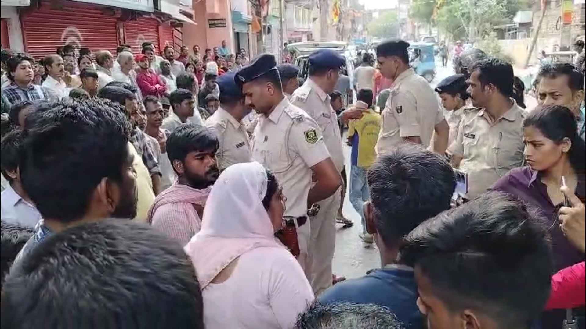 Patna News : रंगदारी नहीं देने पर ताबड़तोड़ फायरिंग, दुकानदार जख्मी, ग्राहक ने तोड़ा दम दुकानदार जख्मी, ग्राहक ने तोड़ा दम