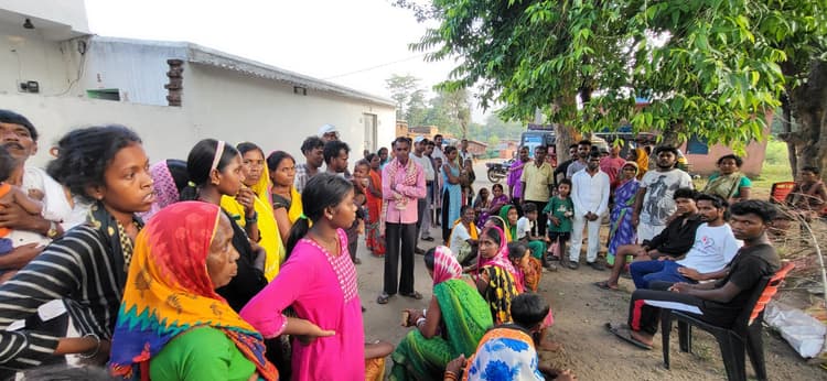 Dhanbad News: छत्तीसगढ़ में लापता पांचों प्रवासी मजदूर सकुशल घर लौटे, कहा- वहां से नहीं भागते, तो सभी की चली जाती जान