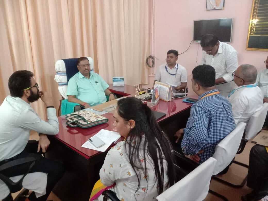 नेशनल हेल्थ मिशन की टीम ने जिले में स्वास्थ्य कार्यक्रमों का लिया जायजा