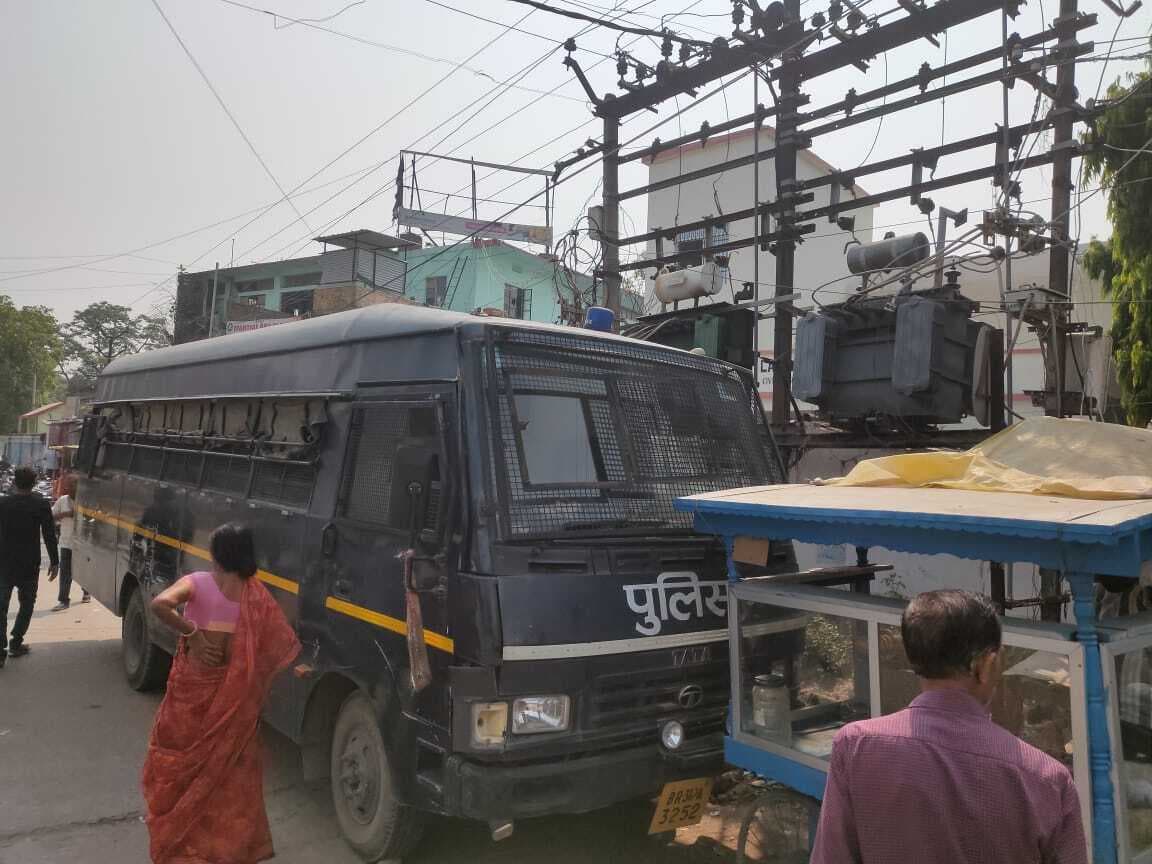 hajipur news. पटना कोर्ट में हुए हादसे से नहीं ली सीख, ट्रांसफॉर्मर के पास खड़ा किया जा रहा कैदी वाहन