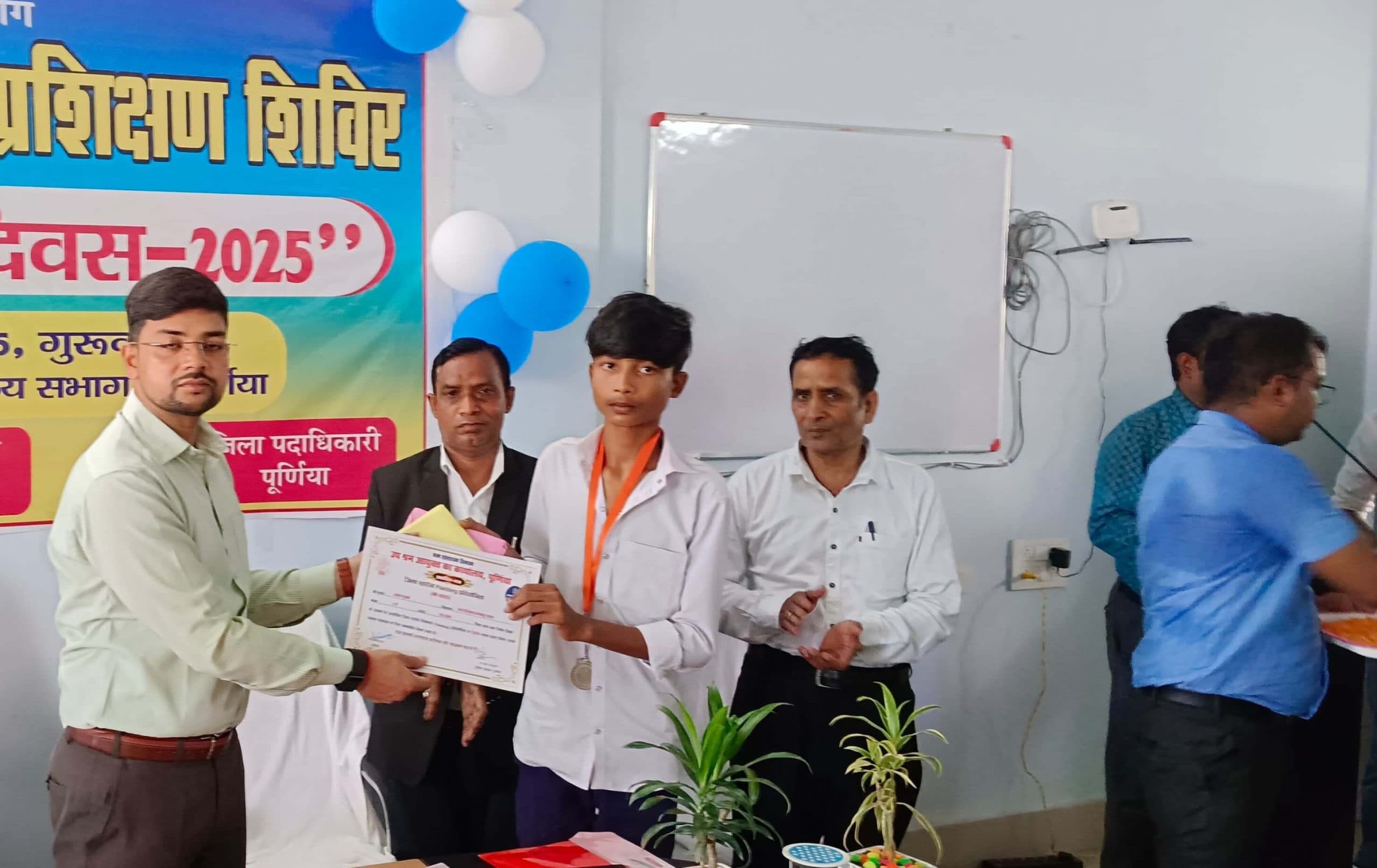 बाल श्रम उन्मूलन के लिए सभी को उठाने होंगे प्रभावी कदम : डीएम