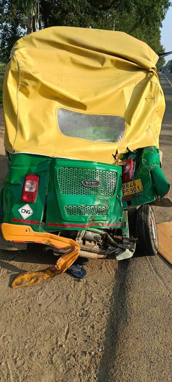 हाइवा के धक्के से टेंपो पर सवार दो घायल