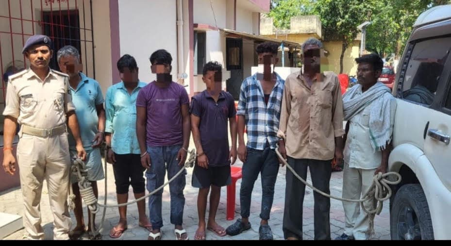 बुधौल में शराब तस्कर के साथ पांच गिरफ्तार