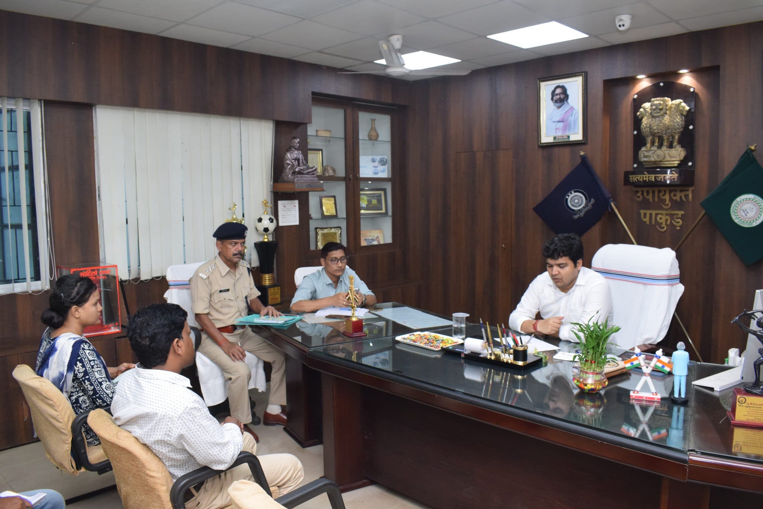 विद्यालय परिसर में बने आवास में ही निवास करें प्रधानाध्यापक : डीसी