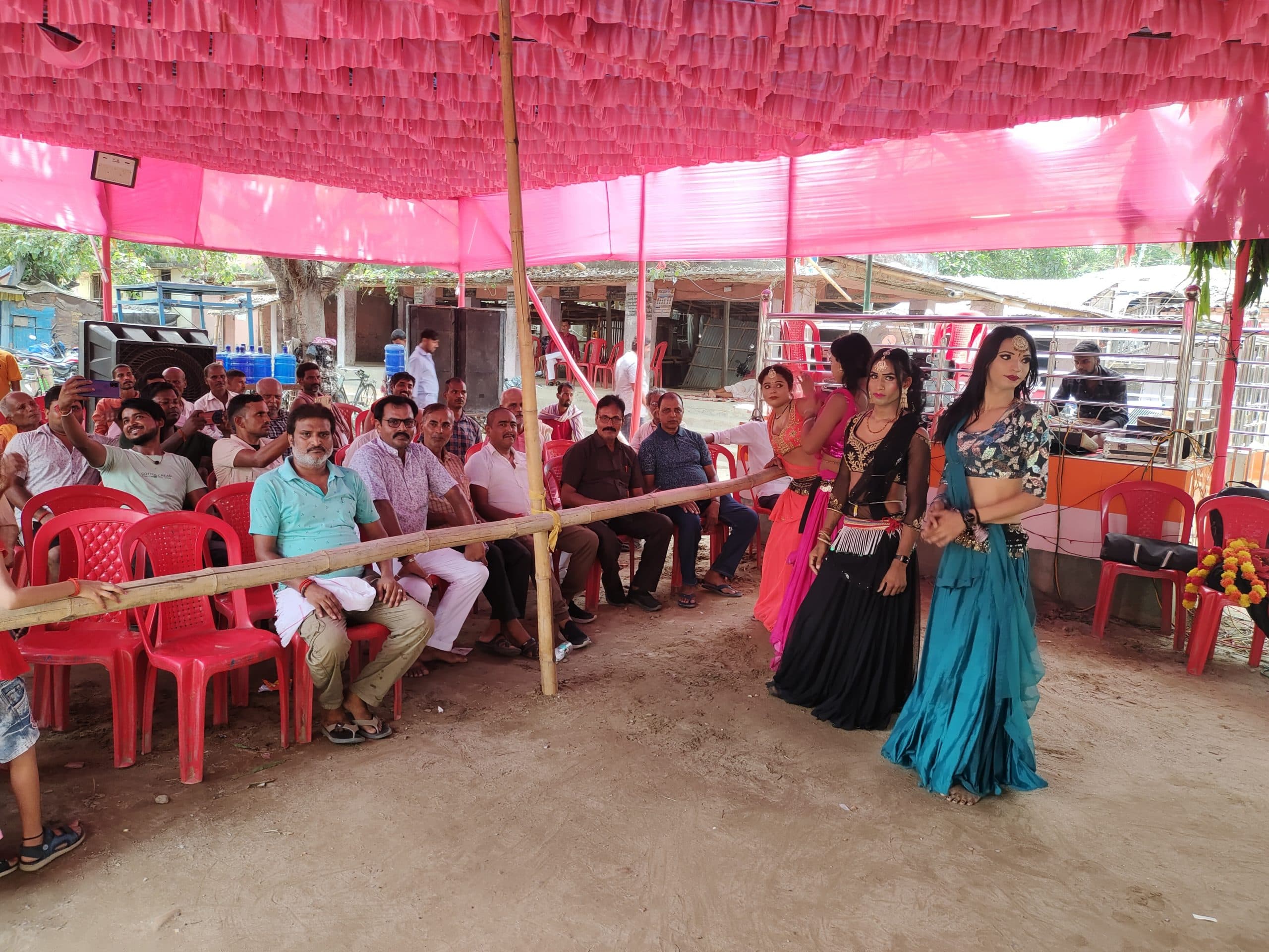 लोगों के बीच किया गया प्रसाद का वितरण