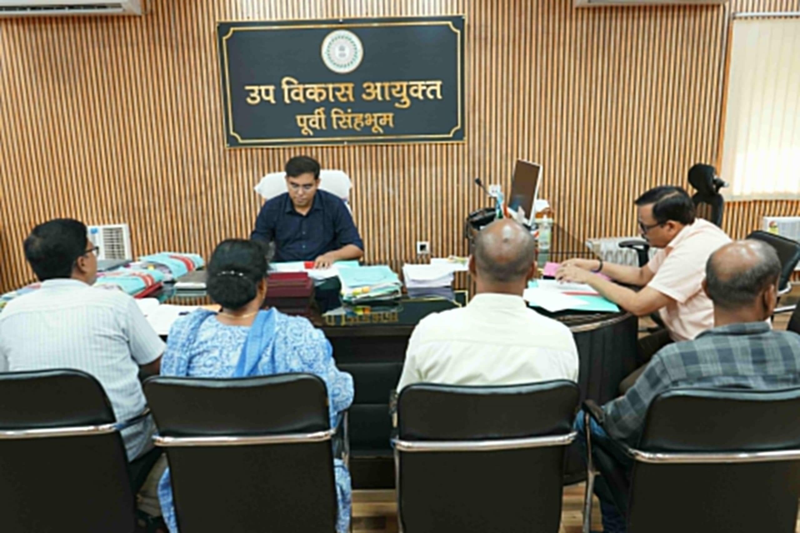 Jamshedpur news. विधि शाखा में लंबित सभी मामलों का निष्पादन तय समय सीमा में सुनिश्चित हो : डीडीसी