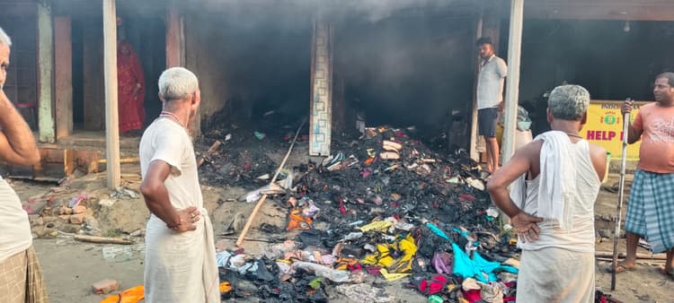 बलुआ बाजार में भीषण अगलगी, 15 लाख से अधिक की संपत्ति जलकर राख