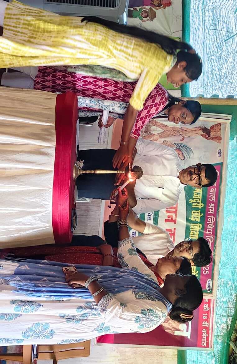 मजदूरी छोड़ स्कूल में पढ़ने वाले बच्चों को डीएम ने किया सम्मानित