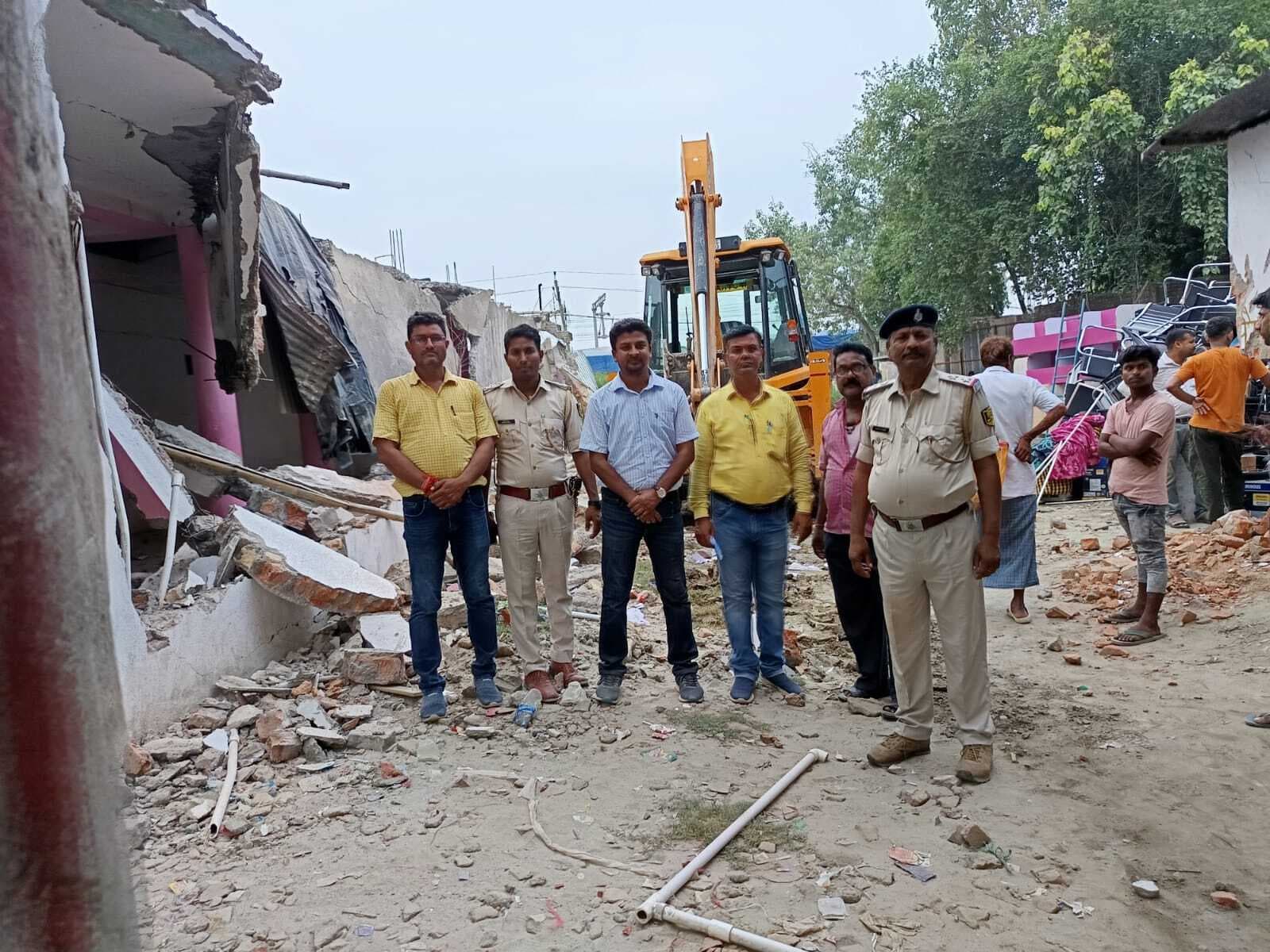 Motihari: रतनपुर - अंबिका नगर नहर से प्रशासन ने हटाया अतिक्रमण