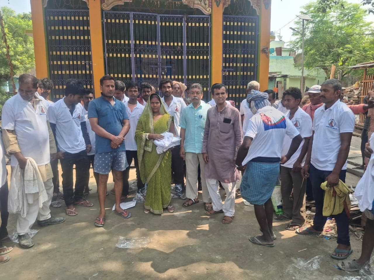 Samastipur: जरूरतमंदों में बांटी टी-शर्ट व लेखन सामग्री