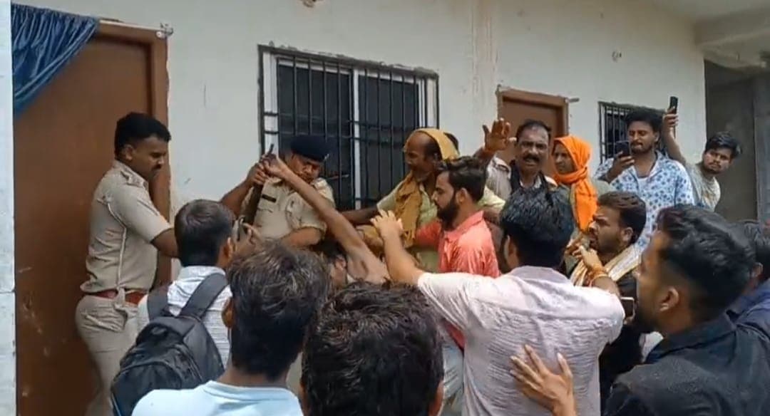 युवक ने लगायी फांसी, हत्या का आरोप लगा परिजनों ने किया हंगामा