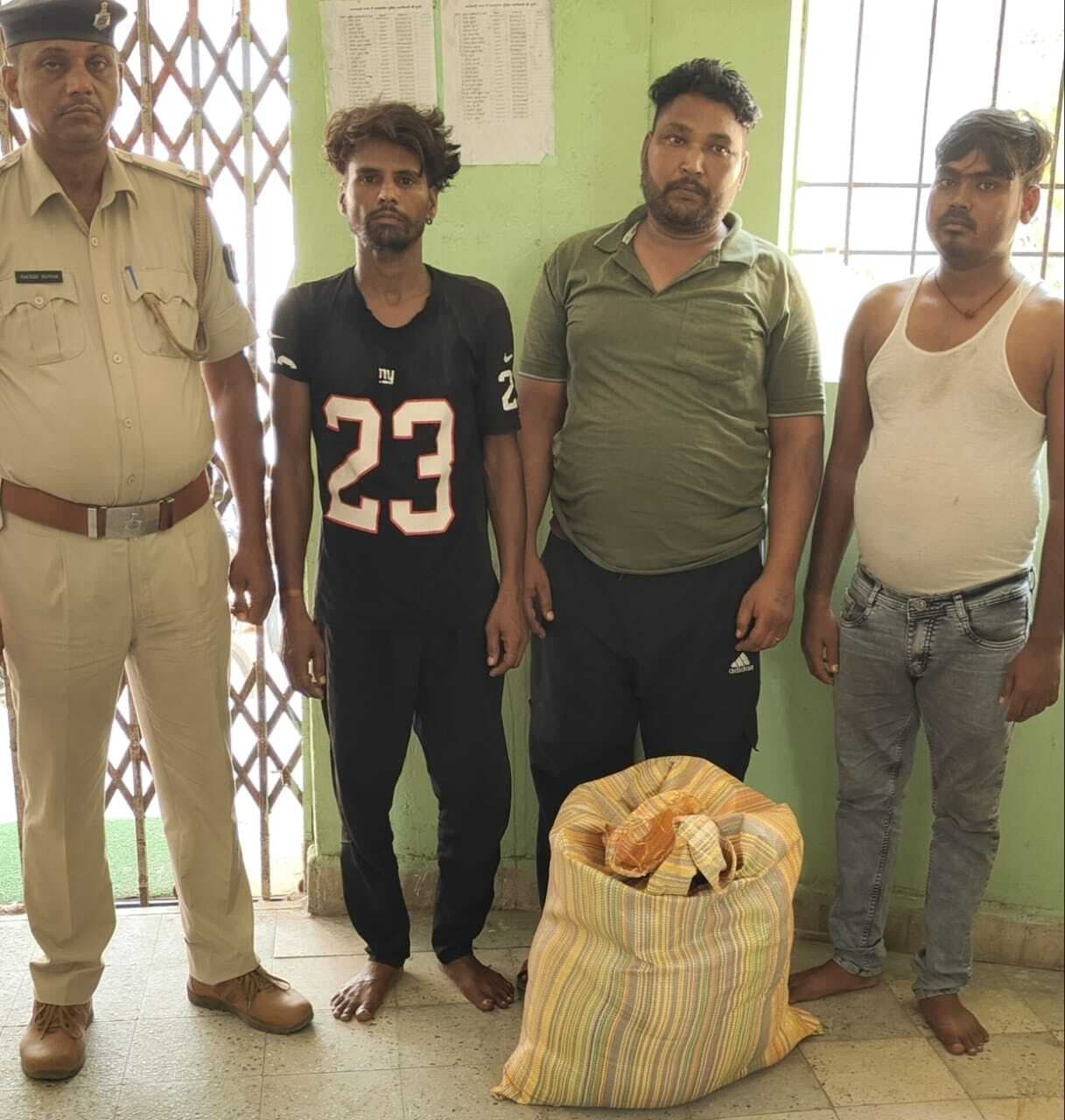 ट्रक पर लदे डोडा के साथ तीन आरोपित गिरफ्तार