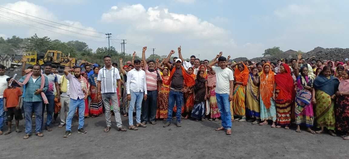 Dhanbad News: बरोरा एरिया : कोयले का रिजर्व प्राइस बढ़ाने के विरोध में असंगठित मजदूरों ने किया चक्का जाम किया