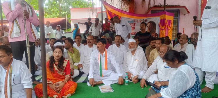 सरकार के खिलाफ कांग्रेस ने किया प्रदर्शन