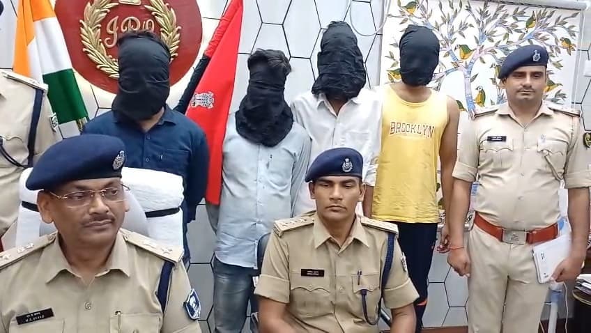 Deoghar News : जमुई के डॉक्टर को फोन कर 20 लाख रुपये रंगदारी मांगने के मामले में देवघर से चार आरोपी गिरफ्तार