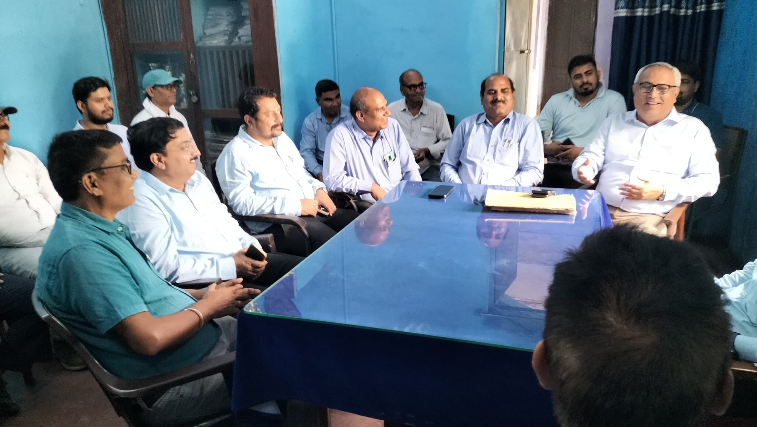 Dhanbad News : जश्रसं नेता ने पीओ व मैनेजर की गाड़ी रोक कर कागज पर हस्ताक्षर करने कहा, नहीं करने पर किया अभद्र व्यवहार