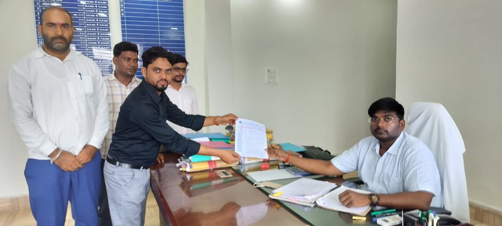 मांगों को लेकर आउटसोर्स कर्मियों ने किया धरना प्रदर्शन