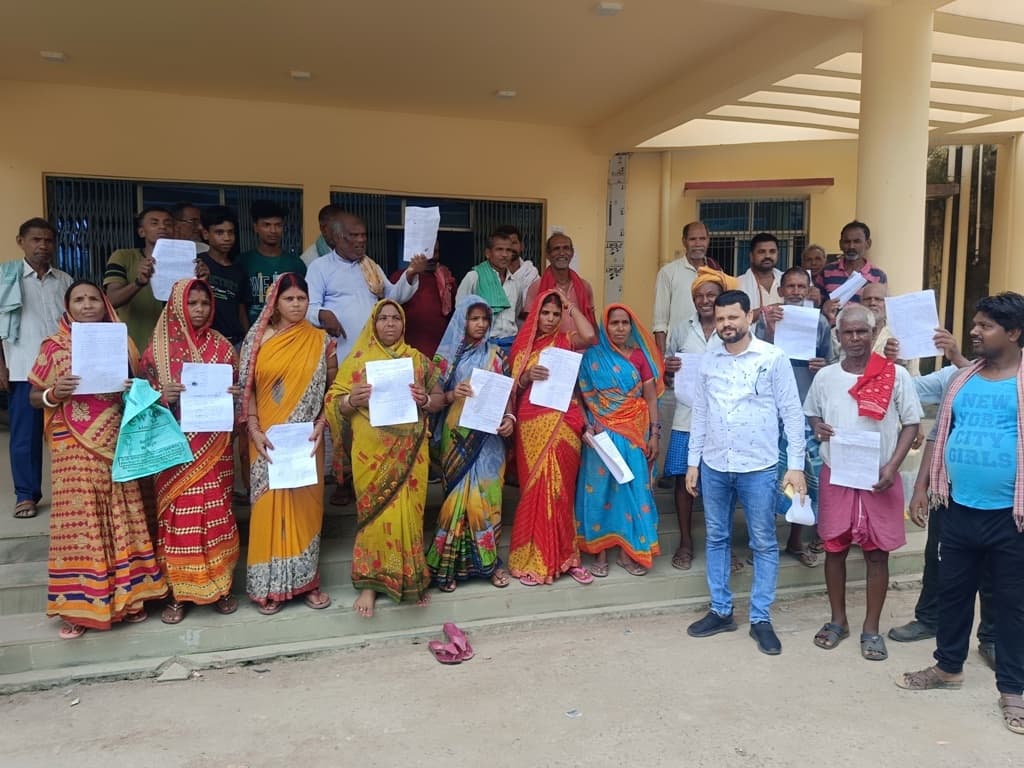 अतिक्रमण हटाने के नोटिस पर सीओ कार्यालय पहुंचे दर्जनों लोग, खारिज करने की मांग