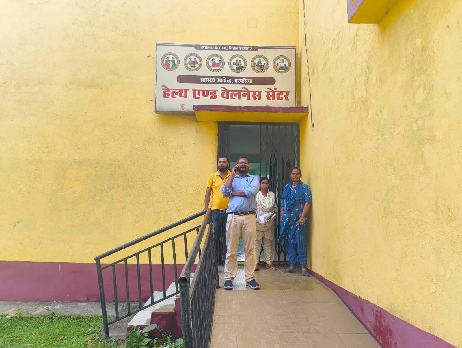 डाॅक्टर ने किया पीएचसी का निरीक्षण