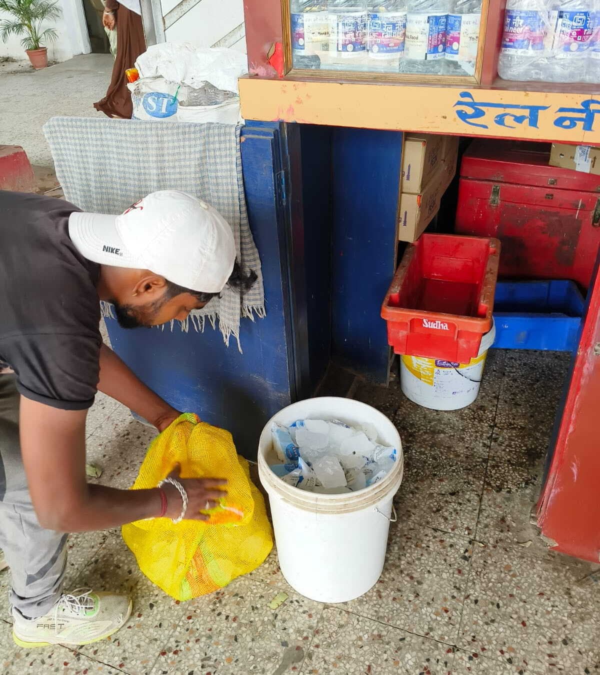 जंक्शन पर साढ़े 6 घंटे बिजली गुल, ठंडा पानी और पेय पदार्थो के लिए तरसे यात्री