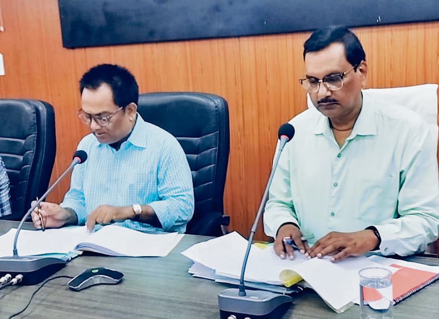 Gopalganj News  : कार्यों में लापरवाही पर बिफरे डीएम, समय पर काम पूरा नहीं होने पर कार्रवाई की दी चेतावनी