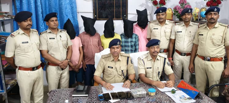 sasaram News : अंतरजिला गहना चोर गिरोह के पांच आरोपित लाखों के जेवर से साथ गिरफ्तार