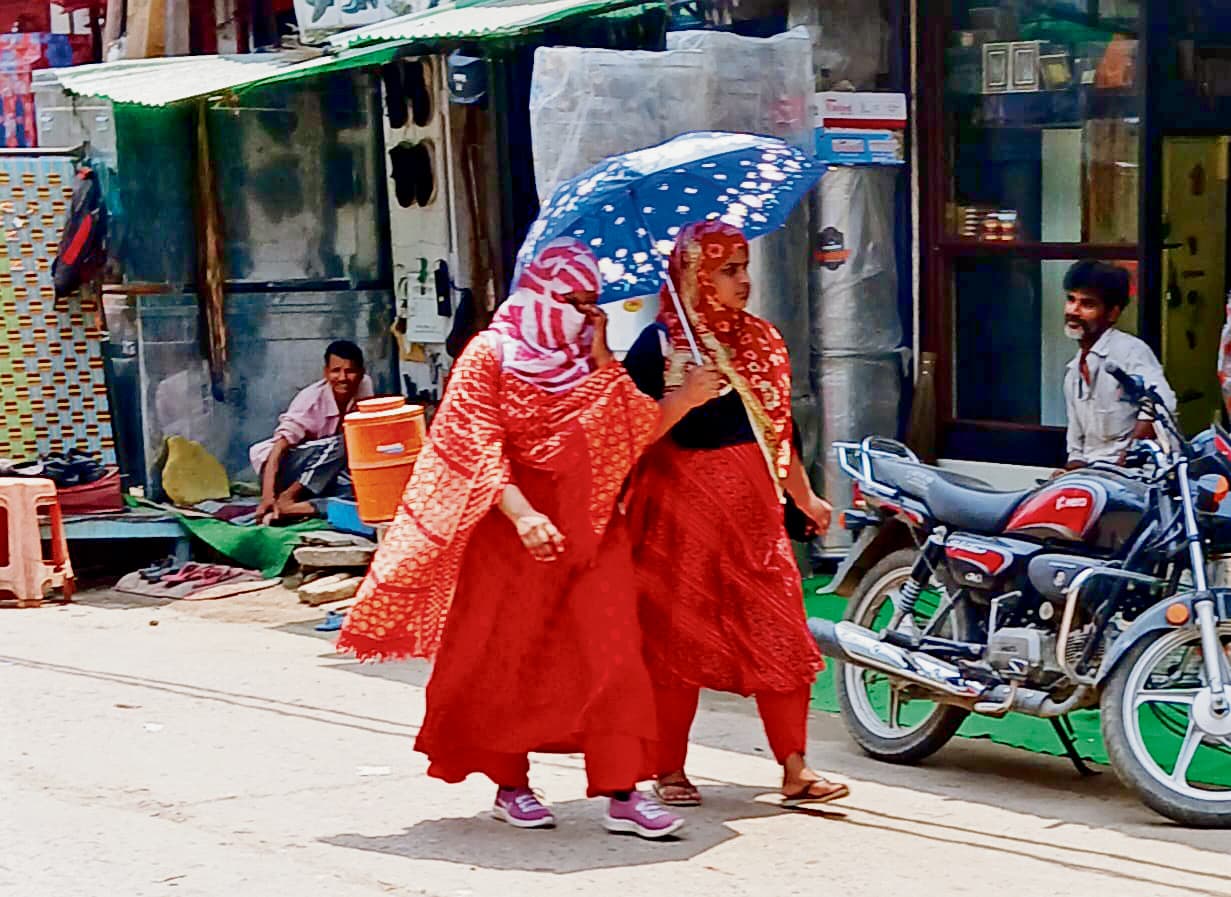 Gopalganj News : आषाढ़ के पहले दिन भीषण गर्मी से धधक उठी धरती, तन-मन झुलसा