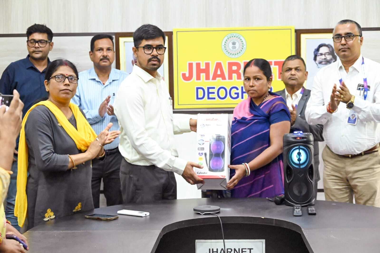 Deoghar News : 166 आंगनबाड़ी केंद्र को दिये गये हाइटेक साउंड सिस्टम व माइक