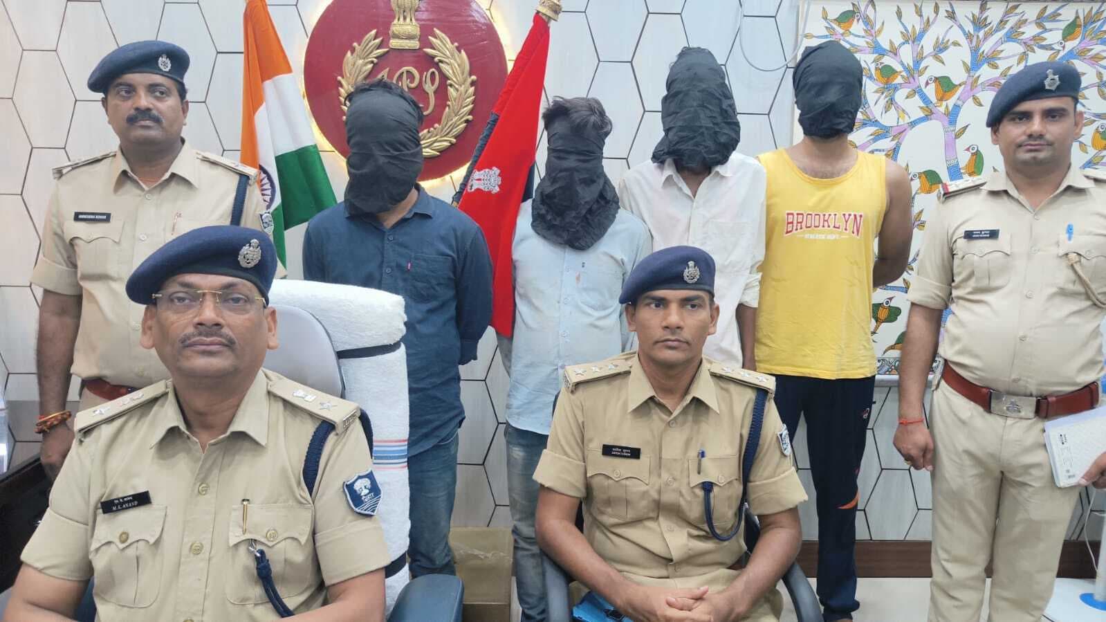 चिकित्सक से रंगदारी मांगने वाले चार अपराधी गिरफ्तार