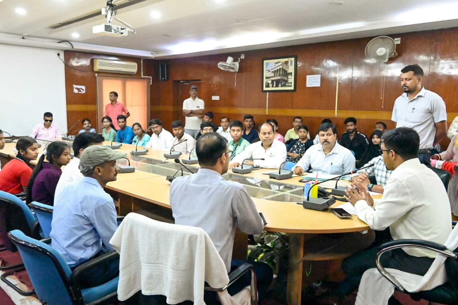 Deoghar News : व्यक्तित्व के विकास व कम्युनिकेशन स्किल पर विशेष रूप से ध्यान दें : डीसी