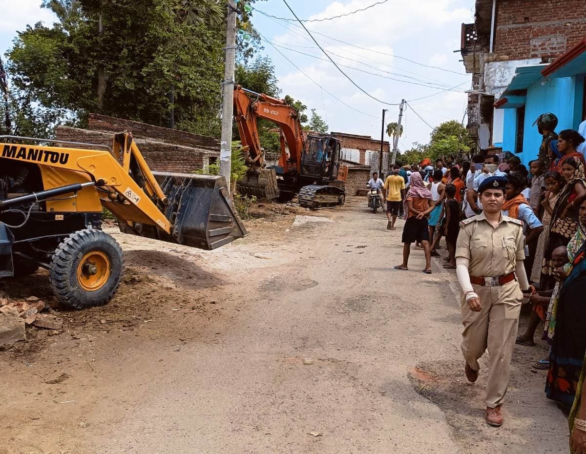 Aurangabad News : अतिक्रमण हटाने गयी प्रशासनिक टीम पर पथराव, पुलिस की गाड़ी क्षतिग्रस्त