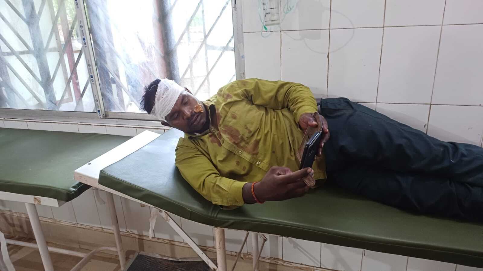 Deoghar News : बिजली मिस्त्री से दिनदहाड़े लूट की कोशिश, विरोध करने पर मारा चाकू