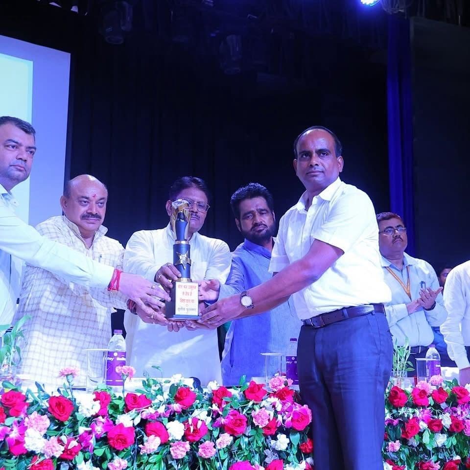 Madhubani News : श्रमिकों की विमुक्ति एवं पुनर्वास कार्य के लिए उप श्रम आयुक्त को किया पुरस्कृत