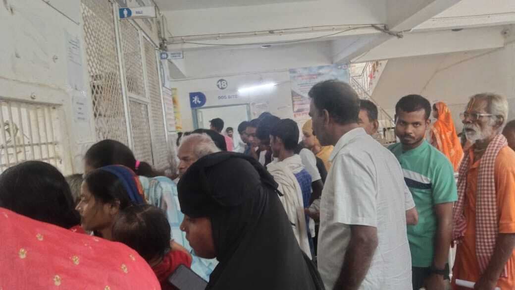 Madhubani News : सर्दी, खांसी व पेटदर्द के मरीजों की संख्या बढ़ी, गर्मी से बेचैनी