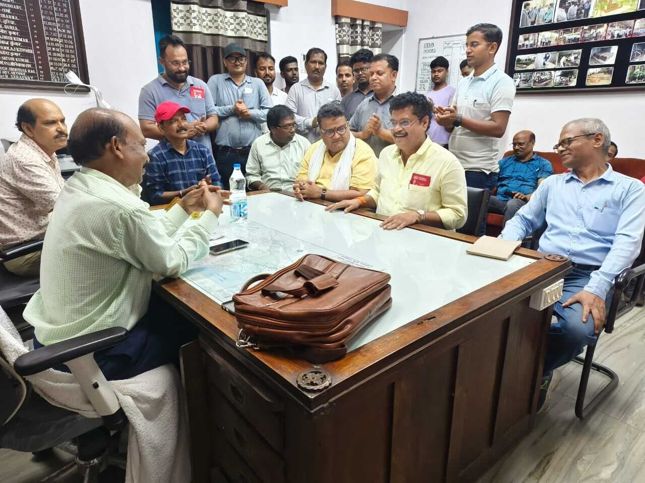 Seraikela Kharasawan News : सीनी रेलवे कारखाना को बचाने व वर्कशॉप तक एंबुलेंस लाने की मांग