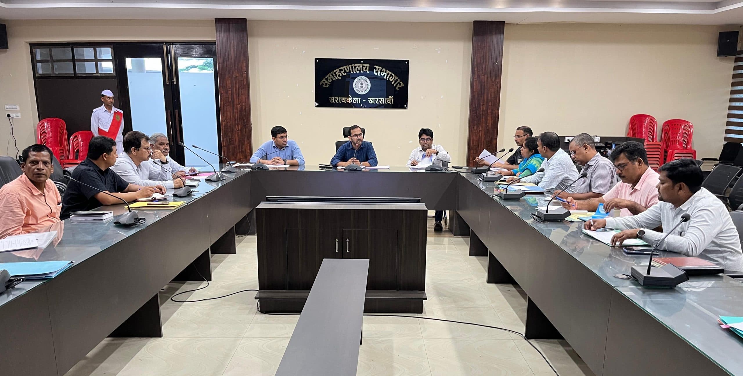 Seraikela Kharasawan News : योग्य किसानों को योजनाओं का लाभ देकर आत्मनिर्भर बनायें